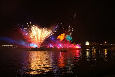 Yıllık büyük ejderhalar geçit Wawel adlı Vistula Nehri üzerinde yer alan havai fişek ile bağlı. Krakov, Polonya