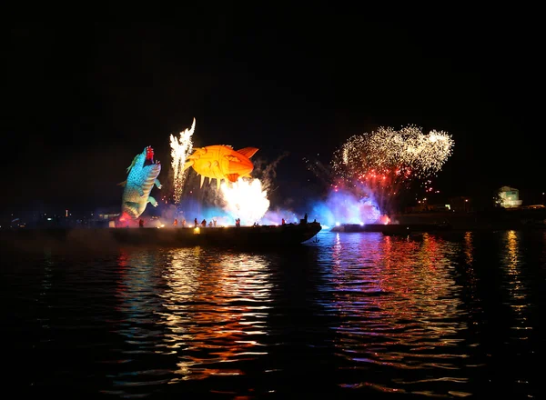 Éves nagy sárkányok Parade kapcsolódik a tűzijáték zajlik a Wawel Visztula-folyón. Krakkó, Lengyelország — Stock Fotó