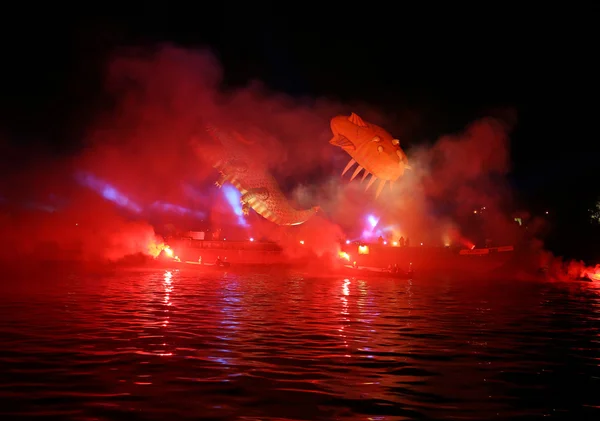 Ετήσια μεγάλη παρέλαση δράκους που συνδέονται με την επίδειξη πυροτεχνημάτων, λαμβάνουν χώρα στον ποταμό Βιστούλα στο Wawel. Κρακοβία, Πολωνία — Φωτογραφία Αρχείου