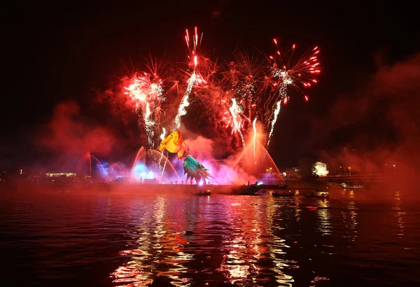 Desfile anual de grandes dragones conectado con la exhibición de fuegos artificiales, que tiene lugar en el río Vístula en Wawel. Cracovia, Polonia —  Fotos de Stock