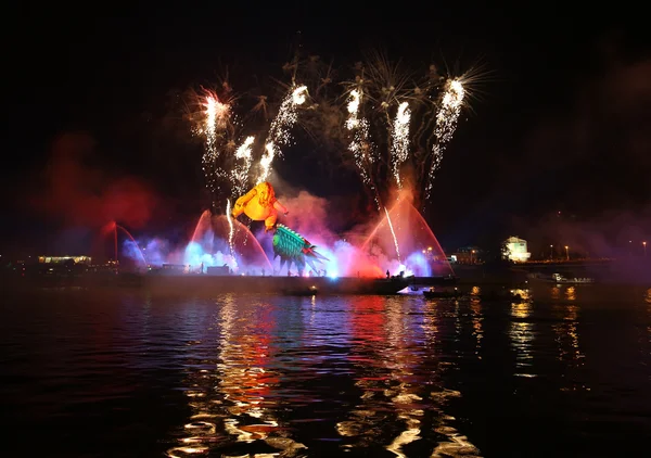 Éves nagy sárkányok Parade kapcsolódik a tűzijáték zajlik a Wawel Visztula-folyón. Krakkó, Lengyelország — Stock Fotó