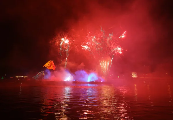 Desfile anual de grandes dragones conectado con la exhibición de fuegos artificiales, que tiene lugar en el río Vístula en Wawel. Cracovia, Polonia — Foto de Stock