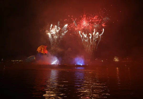 Desfile anual de grandes dragones conectado con la exhibición de fuegos artificiales, que tiene lugar en el río Vístula en Wawel. Cracovia, Polonia — Foto de Stock