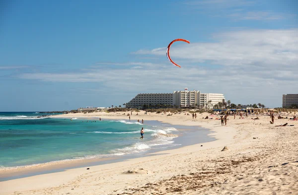 Toeristen rusten op Corralejo strand op Fuerteventura, Canarische eilanden — Stockfoto