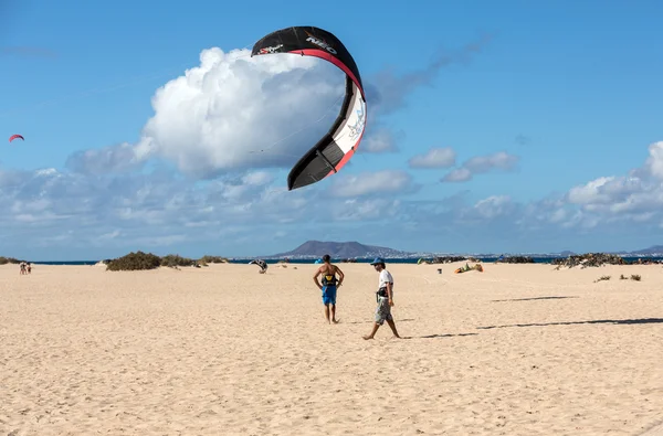 Kite surfer in de stranden van fuerteventura, Spanje — Stockfoto