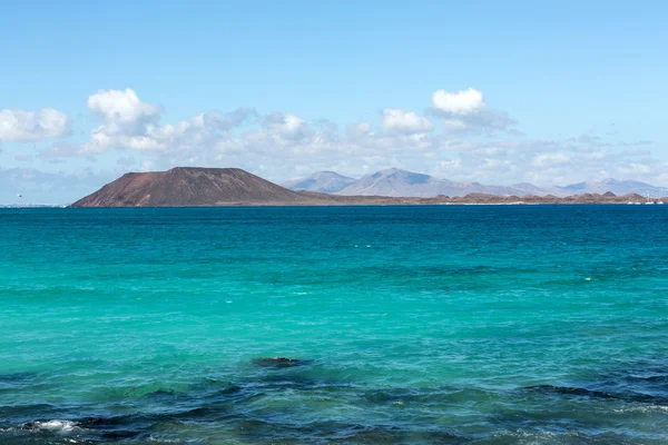 Utsikt över ön Lobos från stranden i Corralejo, Fuerteventura, Kanarieöarna, Spanien — Stockfoto