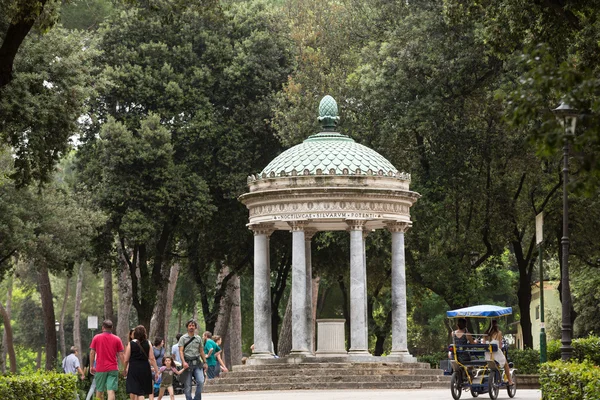 Храм Діани в саду вілли Боргезе. Рим, Італія — стокове фото