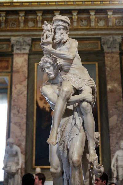 Escultura de mármore Enéias, Anchises, e Ascanius por Gian Lorenzo Bernini em Galleria Borghese, Roma, Itália — Fotografia de Stock