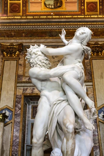 Skulpturengruppe aus barockem Marmor des italienischen Künstlers Lorenzo Bernini, Vergewaltigung von Proserpine in der Galerie borghese, rom, italien — Stockfoto