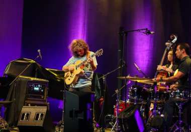Pat Metheny yaz caz festivali Krakov, Polonya için akustik gitar çalmaya.  
