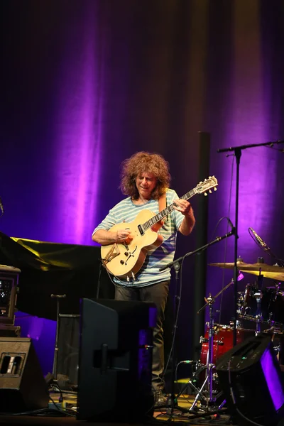 Pat Metheny soittaa akustista kitaraa Summer Jazz Festivalilla Krakovassa Puolassa . — kuvapankkivalokuva