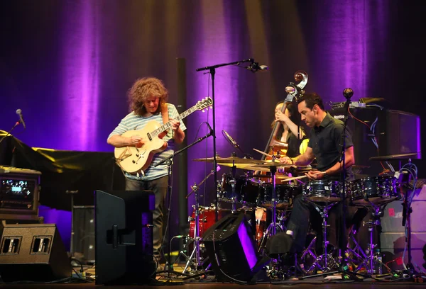 Pat Metheny soittaa akustista kitaraa Summer Jazz Festivalilla Krakovassa Puolassa . — kuvapankkivalokuva