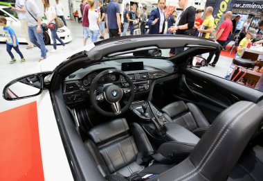  Bmw cabrio Cracow Polonya Moto Show 3 baskısında görüntülenir. Katılımcılar otomotiv endüstrisinin en ilginç yönlerini sunarlar