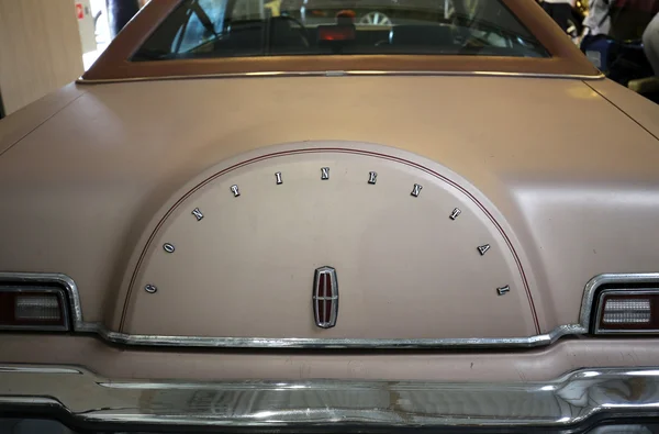 Lincoln Continental exibido na terceira edição do MOTO SHOW em Cracóvia Polônia. Expositores apresentam aspectos mais interessantes da indústria automotiva — Fotografia de Stock