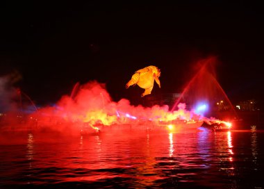 Yıllık büyük ejderhalar geçit Wawel adlı Vistula Nehri üzerinde yer alan havai fişek ile bağlı. Krakov, Polonya
