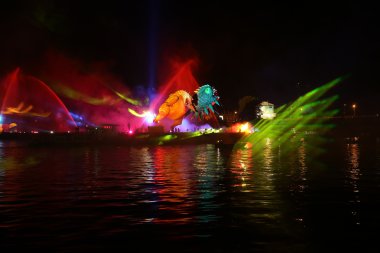 Yıllık büyük ejderhalar geçit Wawel adlı Vistula Nehri üzerinde yer alan havai fişek ile bağlı. Krakov, Polonya