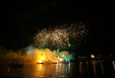 Yıllık büyük ejderhalar geçit Wawel adlı Vistula Nehri üzerinde yer alan havai fişek ile bağlı. Krakov, Polonya