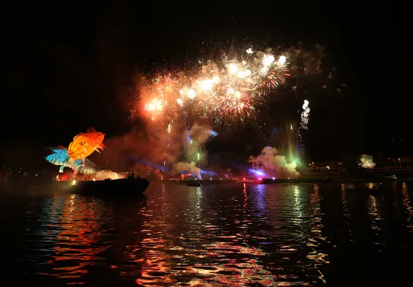 Défilé annuel des Grands Dragons en lien avec l'exposition de feux d'artifice, qui se déroule sur la Vistule à Wawel. Cracovie, Pologne — Photo