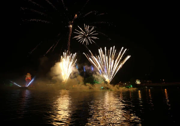 Éves nagy sárkányok Parade kapcsolódik a tűzijáték zajlik a Wawel Visztula-folyón. Krakkó, Lengyelország — Stock Fotó