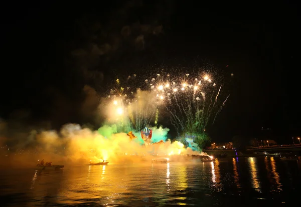 Sfilata annuale dei Grandi Draghi collegata allo spettacolo pirotecnico, che si svolge sulla Vistola a Wawel. Cracovia, Polonia — Foto Stock