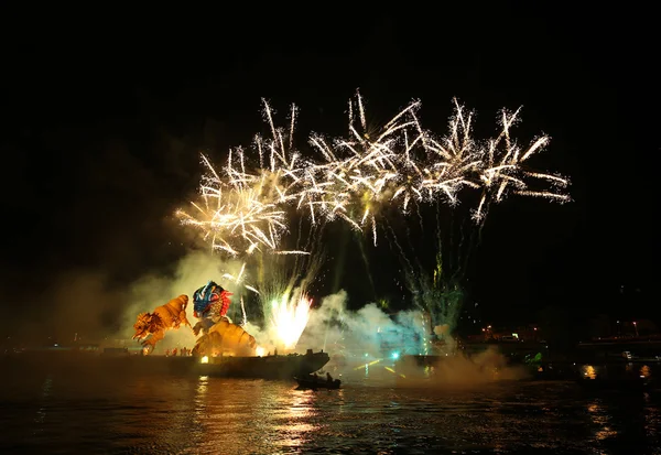 Desfile anual de grandes dragones conectado con la exhibición de fuegos artificiales, que tiene lugar en el río Vístula en Wawel. Cracovia, Polonia —  Fotos de Stock