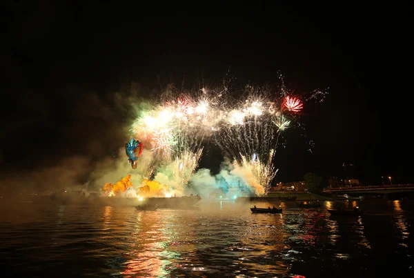 Éves nagy sárkányok Parade kapcsolódik a tűzijáték zajlik a Wawel Visztula-folyón. Krakkó, Lengyelország — Stock Fotó