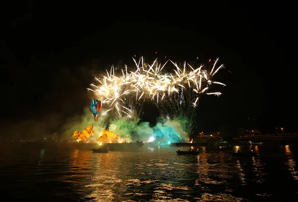 Yıllık büyük ejderhalar geçit Wawel adlı Vistula Nehri üzerinde yer alan havai fişek ile bağlı. Krakov, Polonya — Stok fotoğraf