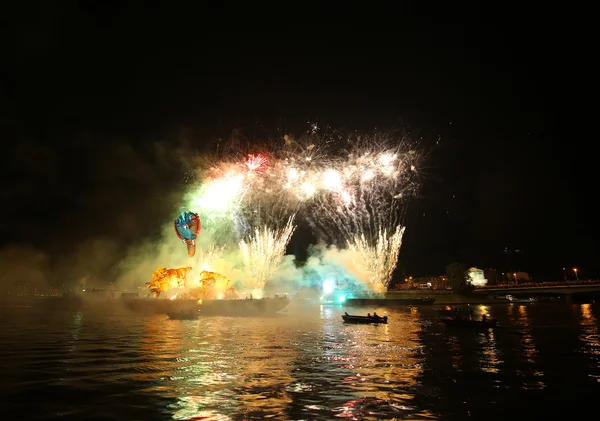 Desfile anual de grandes dragones conectado con la exhibición de fuegos artificiales, que tiene lugar en el río Vístula en Wawel. Cracovia, Polonia —  Fotos de Stock