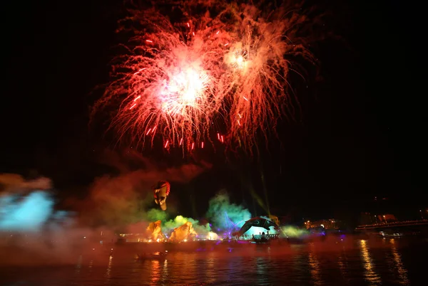 Desfile anual de grandes dragones conectado con la exhibición de fuegos artificiales, que tiene lugar en el río Vístula en Wawel. Cracovia, Polonia —  Fotos de Stock