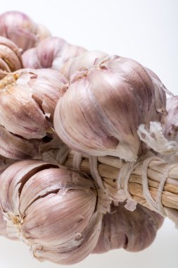 Beyaz arka plan üzerinde izole sarımsak dize