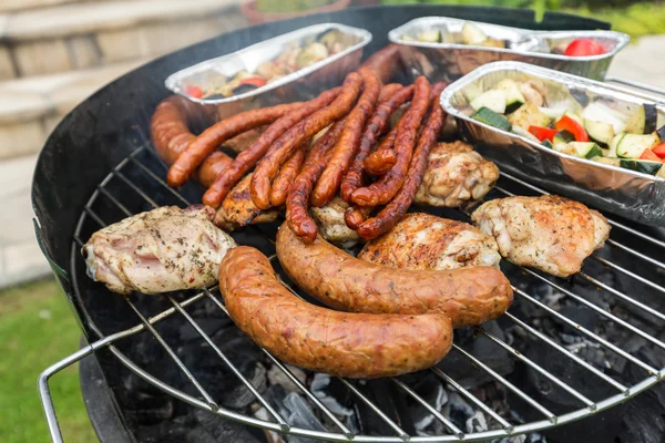 Barbecue with delicious grilled meat on grill — Stock Photo, Image