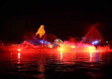 Yıllık büyük ejderhalar geçit Wawel adlı Vistula Nehri üzerinde yer alan havai fişek ile bağlı. Krakov, Polonya