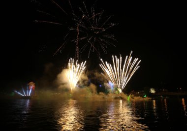 Yıllık büyük ejderhalar geçit Wawel adlı Vistula Nehri üzerinde yer alan havai fişek ile bağlı. Krakov, Polonya