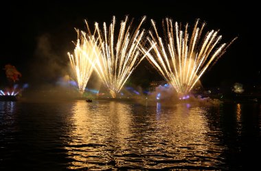 Yıllık büyük ejderhalar geçit Wawel adlı Vistula Nehri üzerinde yer alan havai fişek ile bağlı. Krakov, Polonya
