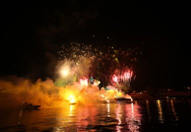 Yıllık büyük ejderhalar geçit Wawel adlı Vistula Nehri üzerinde yer alan havai fişek ile bağlı. Krakov, Polonya