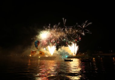 Yıllık büyük ejderhalar geçit Wawel adlı Vistula Nehri üzerinde yer alan havai fişek ile bağlı. Krakov, Polonya