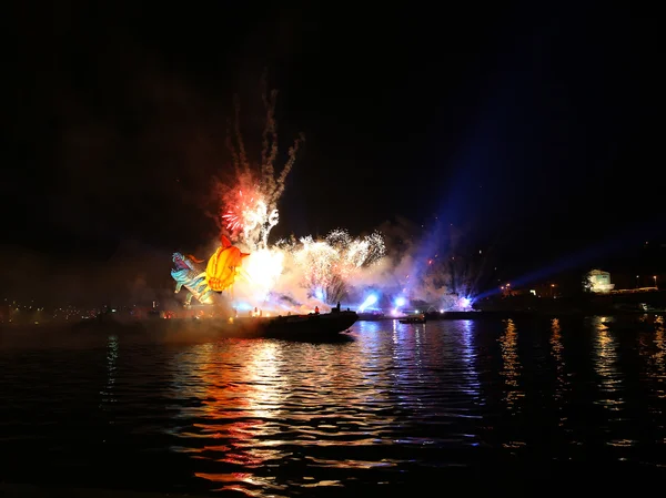 Desfile anual de grandes dragões conectado com a exibição de fogos de artifício, ocorrendo no rio Vístula em Wawel. Cracow, Polónia — Fotografia de Stock