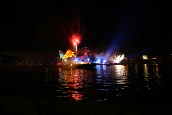 Desfile anual de grandes dragones conectado con la exhibición de fuegos artificiales, que tiene lugar en el río Vístula en Wawel. Cracovia, Polonia — Foto de Stock