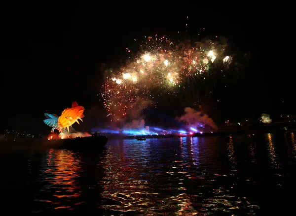 Défilé annuel des Grands Dragons en lien avec l'exposition de feux d'artifice, qui se déroule sur la Vistule à Wawel. Cracovie, Pologne — Photo