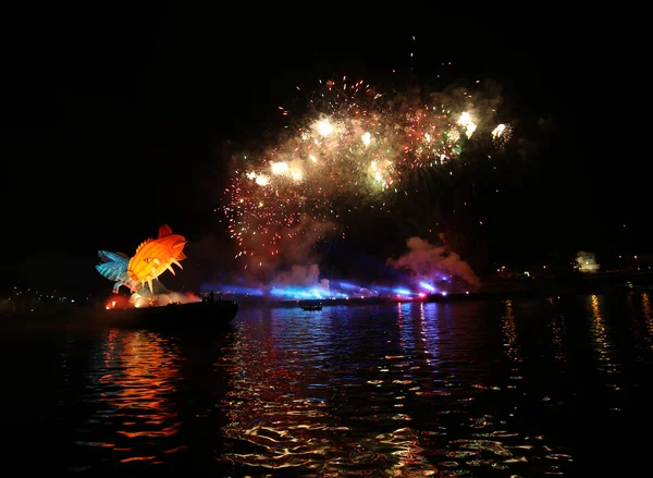 Desfile anual de grandes dragones conectado con la exhibición de fuegos artificiales, que tiene lugar en el río Vístula en Wawel. Cracovia, Polonia — Foto de Stock