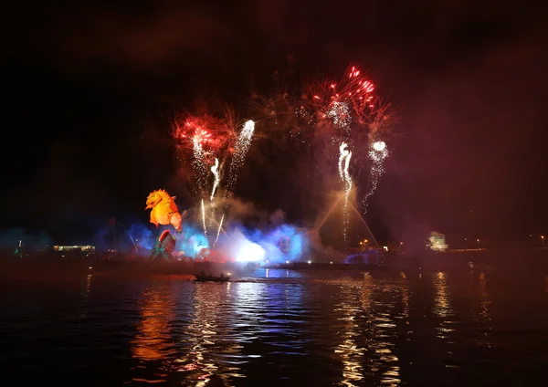 Yearly Great Dragons Parade connected with the fireworks display, taking place on the river Vistula at Wawel. Cracow , Poland — Stock Photo, Image
