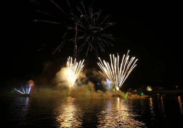 Éves nagy sárkányok Parade kapcsolódik a tűzijáték zajlik a Wawel Visztula-folyón. Krakkó, Lengyelország — Stock Fotó