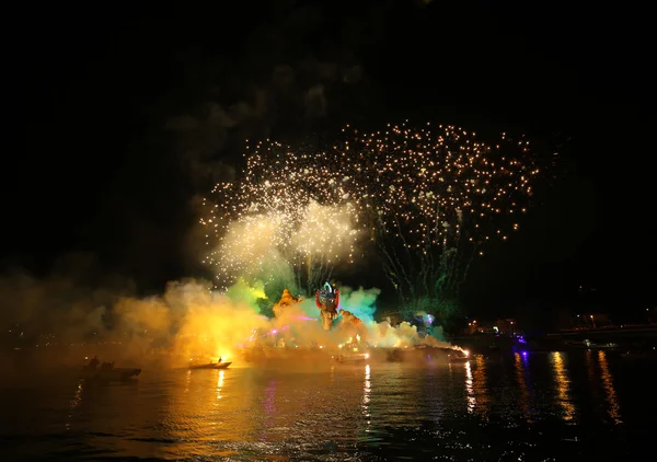每年大龙游行与烟花汇演，连接发生在瓦维尔维斯杜拉河上。波兰克拉科夫 — 图库照片