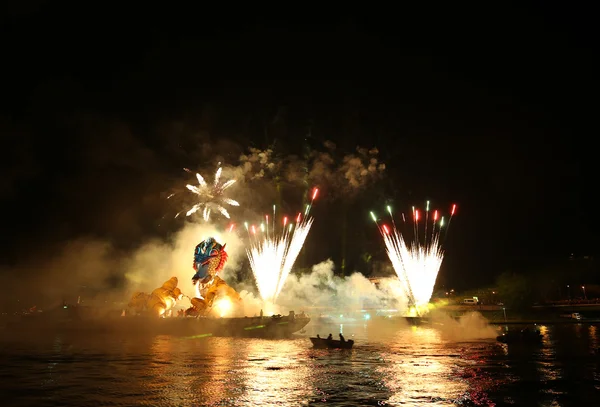 Desfile anual de grandes dragones conectado con la exhibición de fuegos artificiales, que tiene lugar en el río Vístula en Wawel. Cracovia, Polonia — Foto de Stock