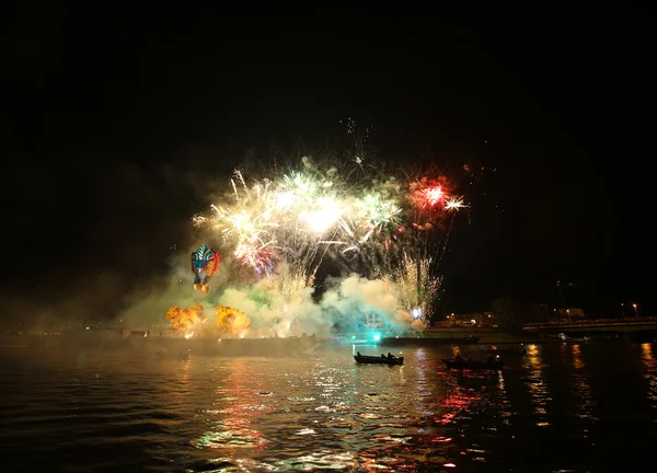 Éves nagy sárkányok Parade kapcsolódik a tűzijáték zajlik a Wawel Visztula-folyón. Krakkó, Lengyelország — Stock Fotó