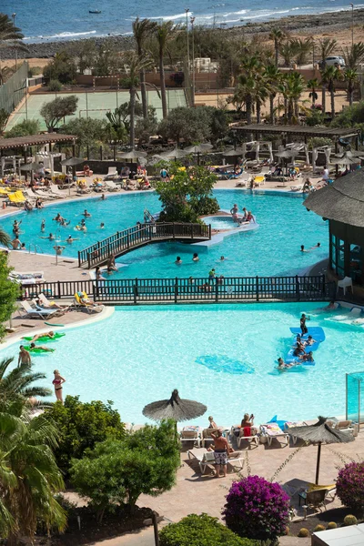 Grupo activo de personas un entrenamiento en la piscina en Fuertevetura. España — Foto de Stock