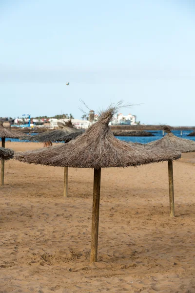Guarda-chuva de palha na praia — Fotografia de Stock