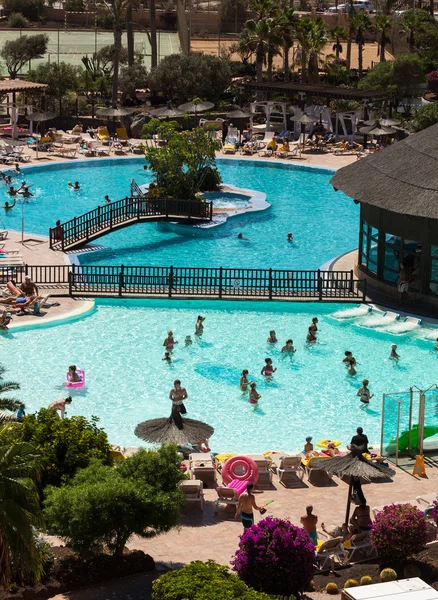 Grupo activo de personas un entrenamiento en la piscina en Fuertevetura. España — Foto de Stock