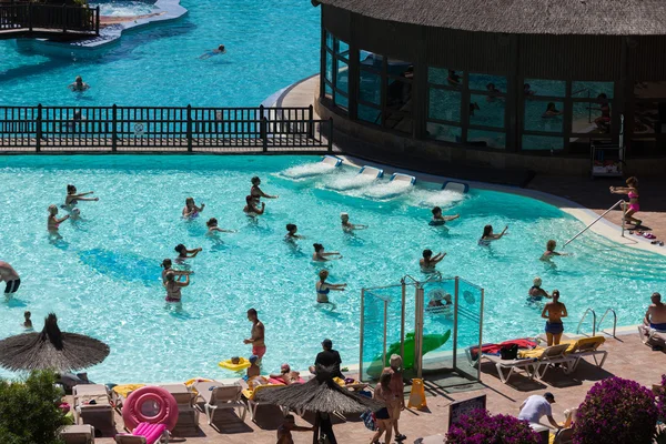 Groupe actif de personnes un entraînement à la piscine sur Fuertevetura. Espagne — Photo