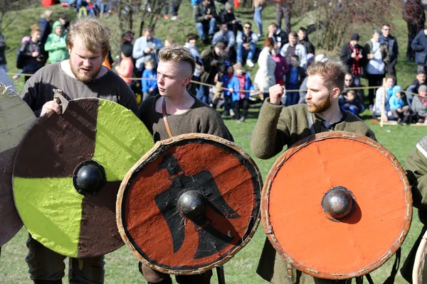 Niet-geïdentificeerde deelnemers van Rekawka - Poolse traditie, gevierd in Krakau op dinsdag na Pasen. — Stockfoto